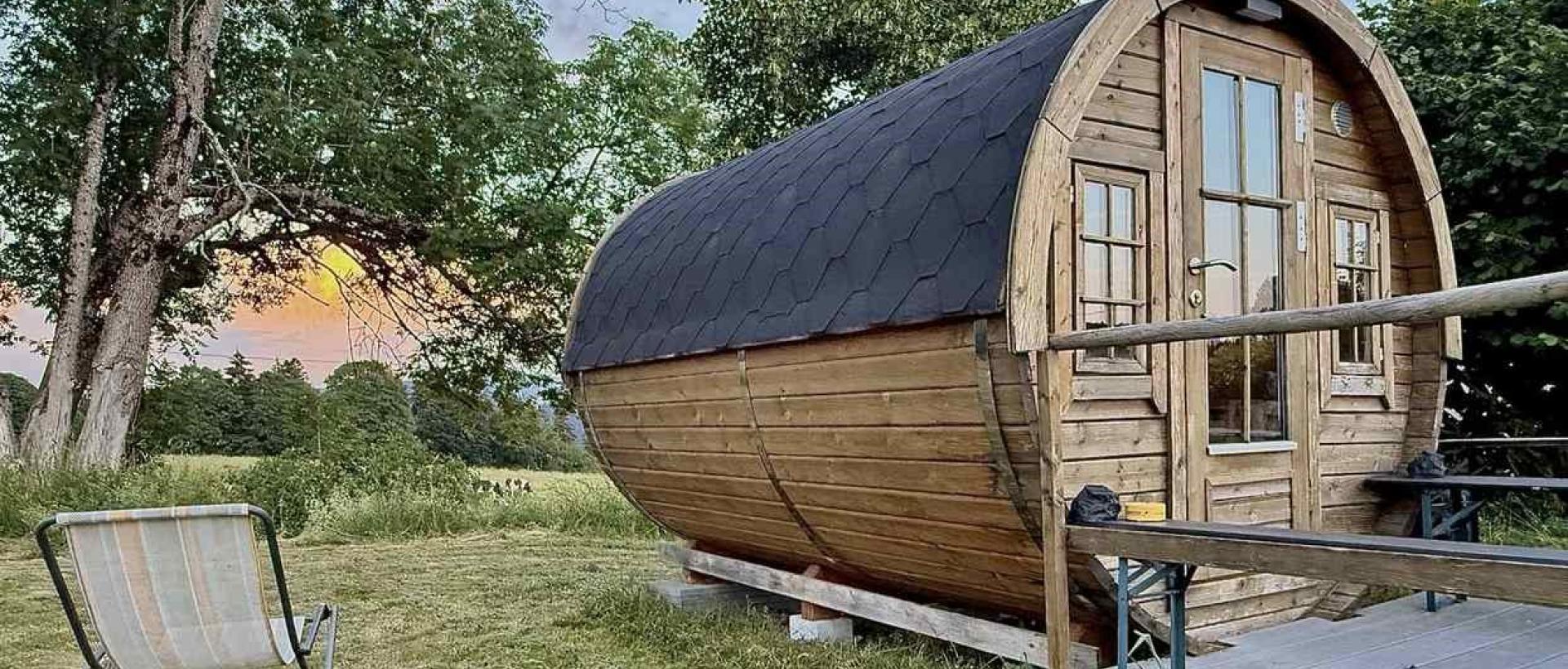 Tiny House Pod de l'Hôtel Restaurant Les Cernets au coucher de soleil, hébergement insolite au coeur du Val de Travers dans le Jura suisse