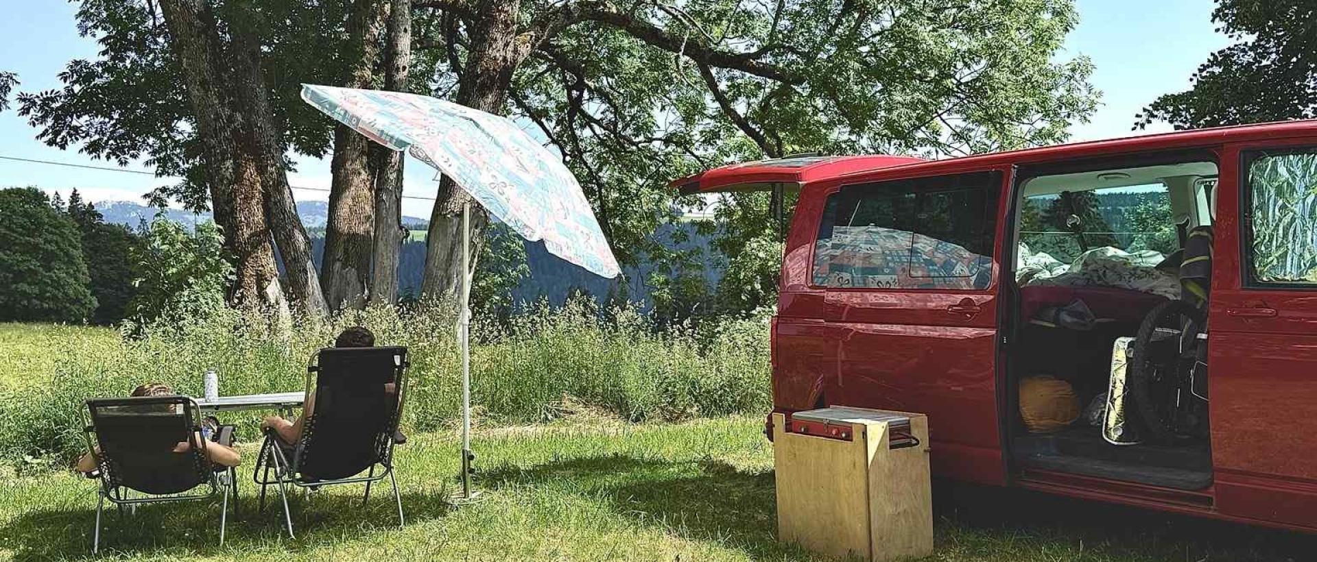 Vanlife et camping car dans une zone d'accueil de 600m2 à l'Hôtel Restaurant Les Cernets dans le Val de Travers