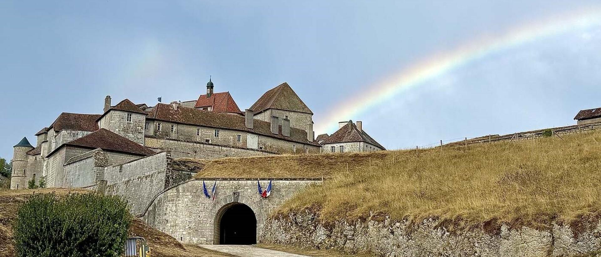 Château de Joux sous un arc-en-ciel dans le Haut-Doubs, près de la frontière suisse 