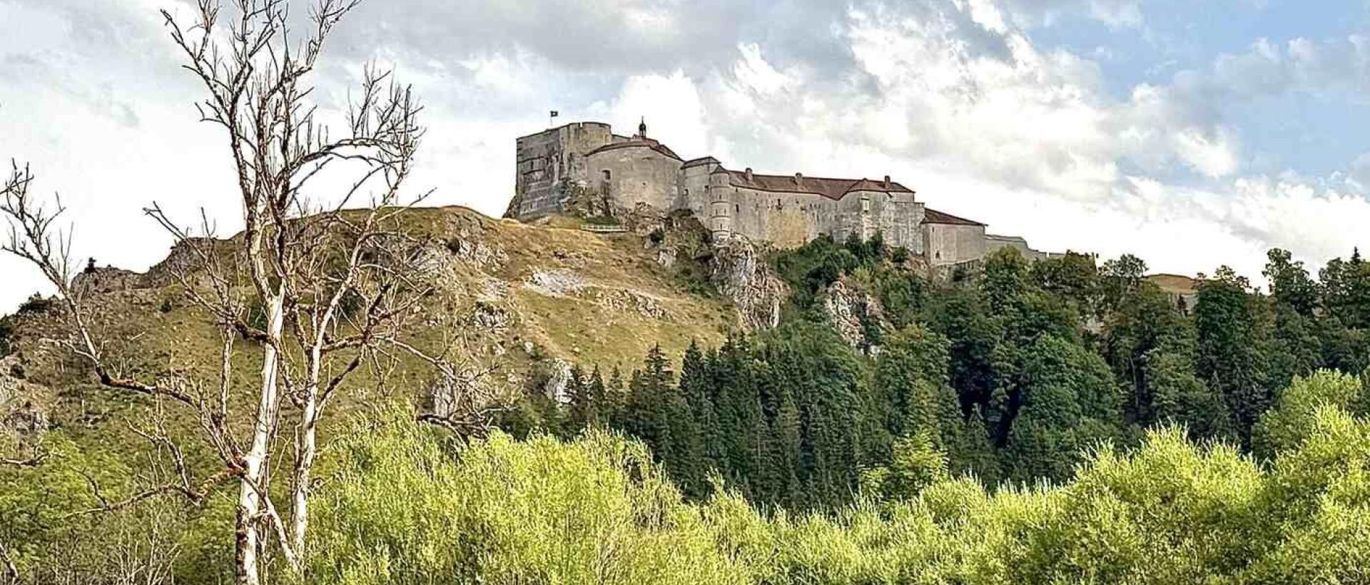 Vue sur le Château de Joux dominant les forêts du Haut-Doubs, près de la frontière suisse