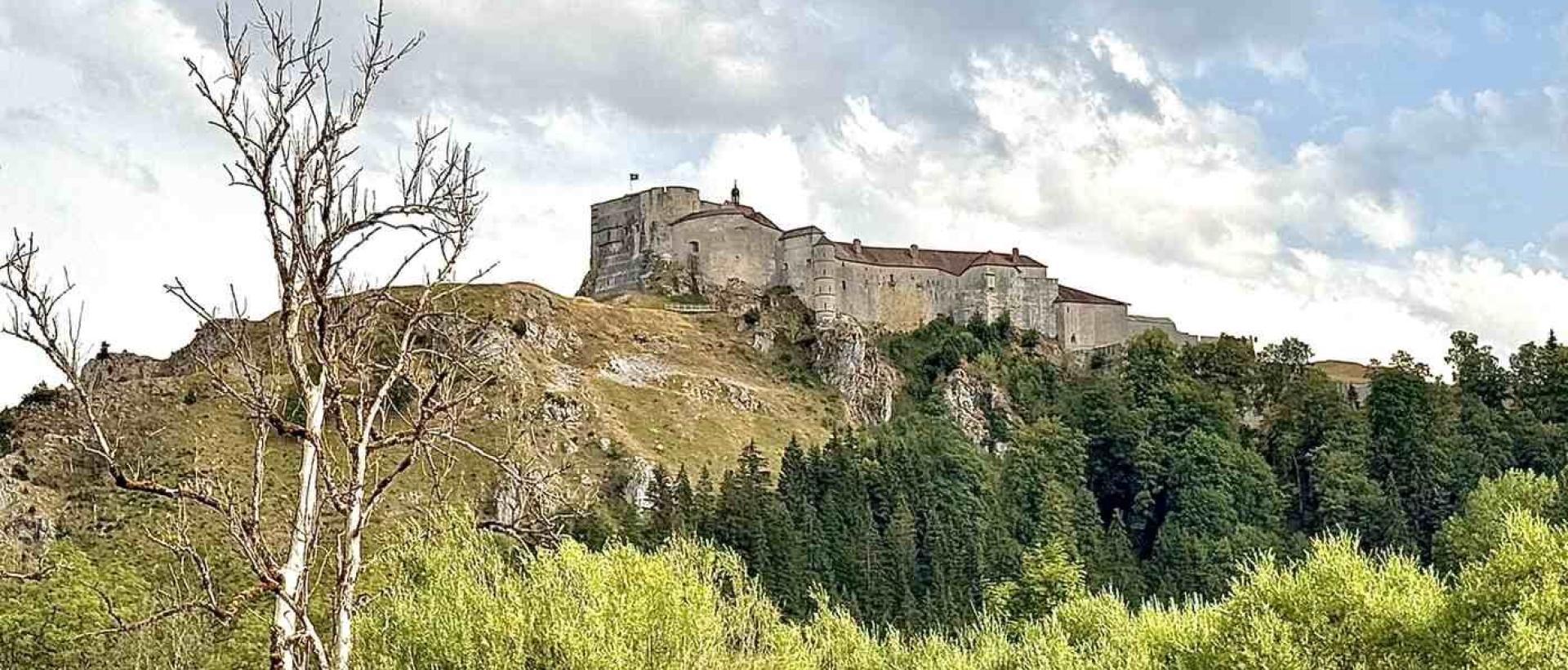 Vue sur le Château de Joux dominant les forêts du Haut-Doubs, près de la frontière suisse