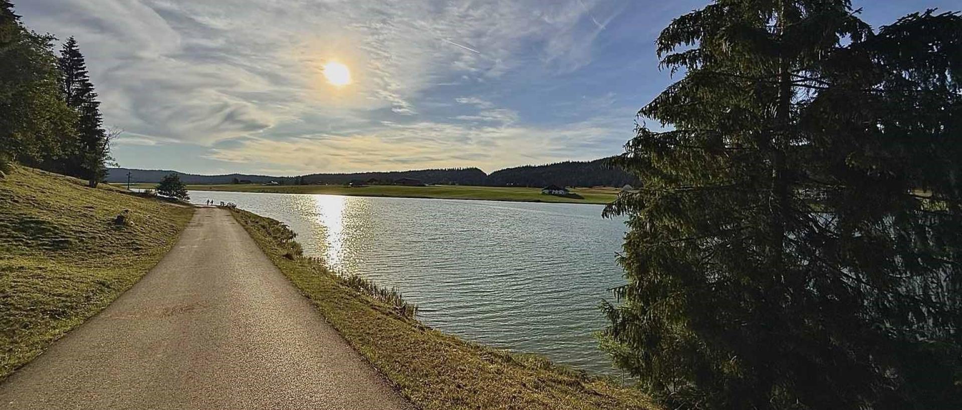 Panorama naturel de la vallée de la Brévine entre pâturages et forêts du Jura neuchâtelois