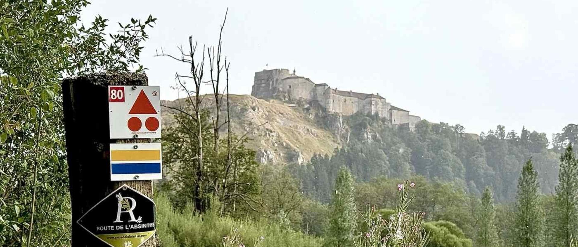 Route de l'Absinthe et la GTJ avec en fond le Château de Joux dans le Haut doubs