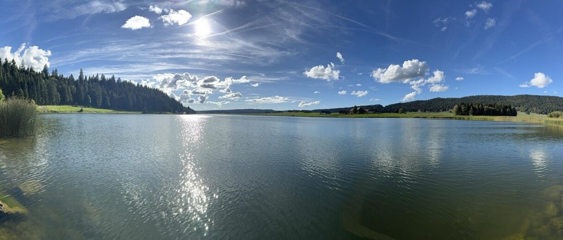 Vue panoramique du lac des Taillères dans la vallée de la Brévine, au coeur du Jura neuchâtelois