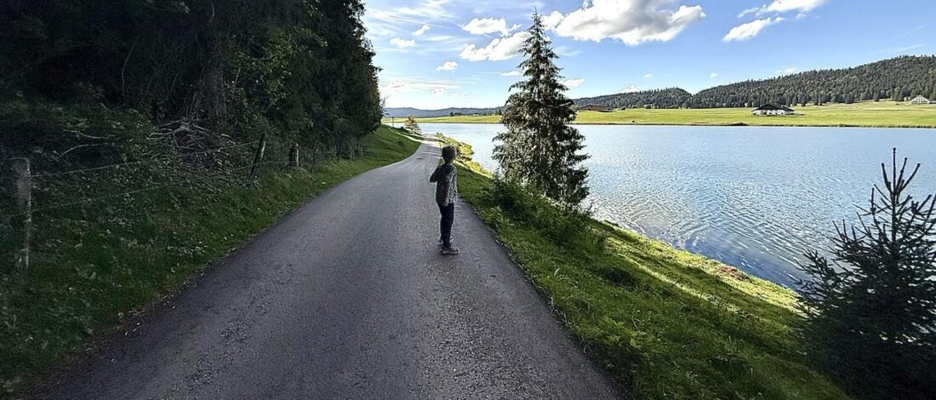 Promenade sur le chemin du lac des Taillères dans la vallée de la Brévine