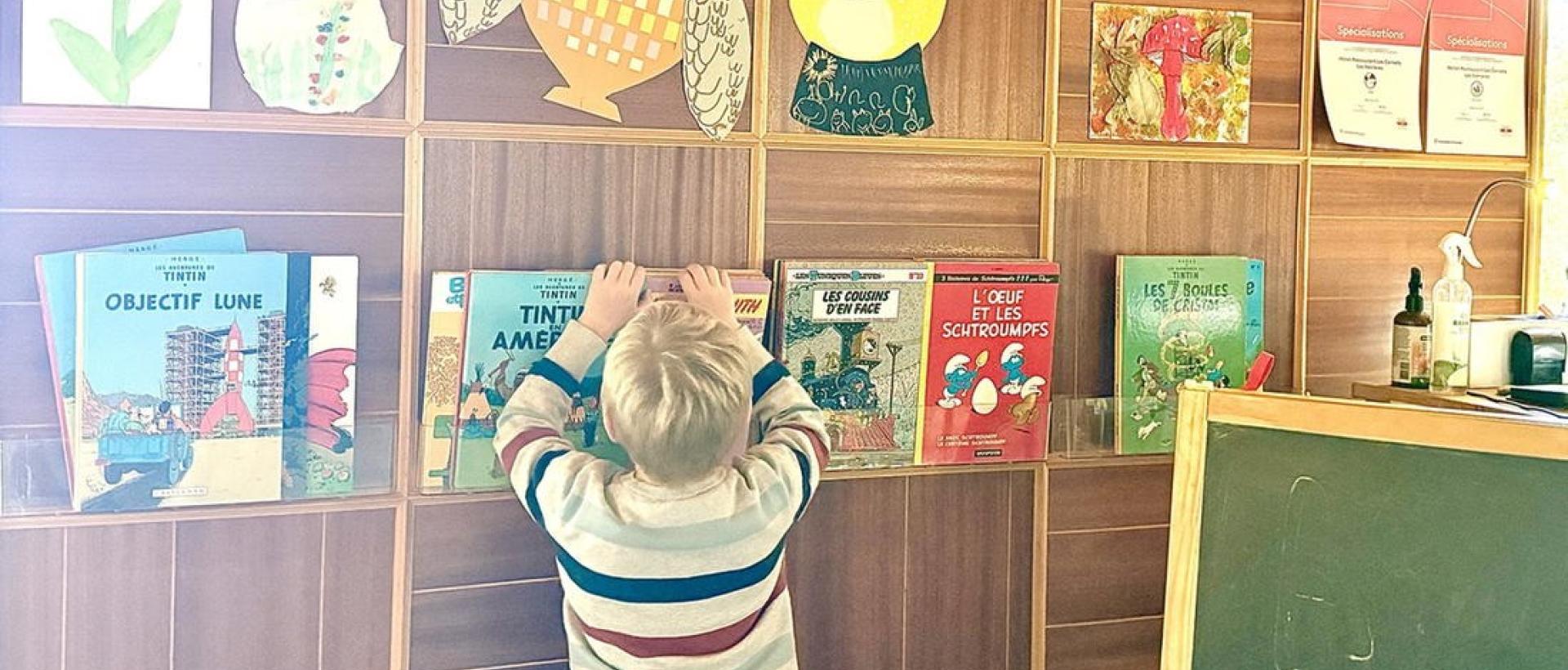 Coin lecture pour enfants au restaurant des Cernets, avec des livres et des peluches à disposition