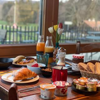 petit déjeuner complet hotel les cernets val de travers