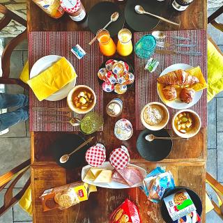 petit déjeuner complet hotel les cernets val de travers