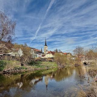 areuse travers clocher reflets eau riviere pont