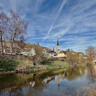 areuse travers clocher reflets eau riviere pont