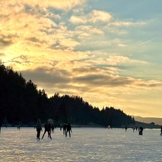 lac des tailleres fin de journee patinage glace hivers froid brevine