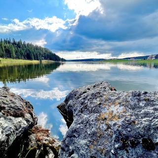 lac des tailleres reflets eau rochers nuages ete montagne brevine