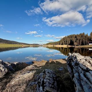 lac des tailleres reflets nuages jura val de travers brevine