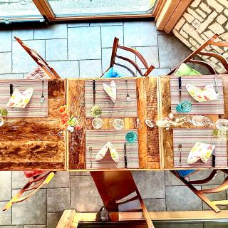 table en bois restaurant les cernets verres serviettes chaises