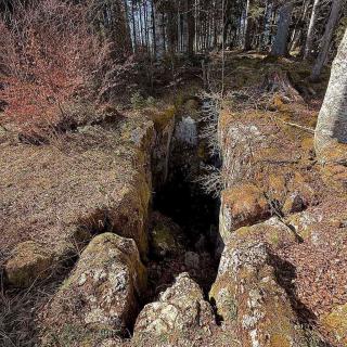 Grotte naturelle vers Chez le Brandt aux Cernets, paysage sauvage du Val de Travers Jura suisse