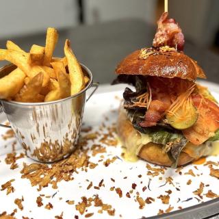 Burger maison restaurant Les Cernets Val de Travers Jura suisse