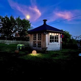 Barbecue cabane au coucher de soleil Les Cernets