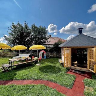 Jardin avec cabane à barbecue restaurant Les Cernets Val de Travers