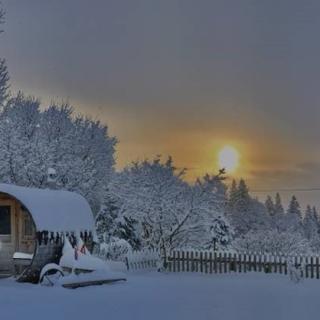 Cabane en hiver enneigée à l'Hôtel Les Cernets au Val-de-Travers Jura suisse