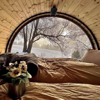 Vue depuis le lit de notre Tiny House Hotel Les Cernets Val de Travers