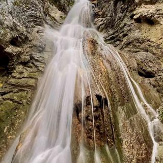 Cascade de Môtiers en longue exposition dans le Val de Travers, paysage naturel du Jura suisse
