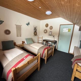 Chambre 3 lits randonnée GTJ VTT Val de Travers Jura suisse