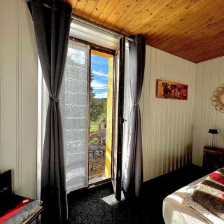 Chambre double vue lumineuse sur la nature calme du Val de Travers