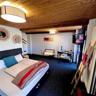 Chambre familiale spacieuse Hôtel Les Cernets Val de Travers Jura suisse