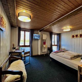 Chambre lumineuse familiale au Val de Travers Jura suisse aux Cernets