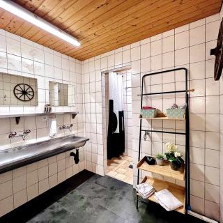 Douche confortable décoration Hôtel Les Cernets Val de Travers