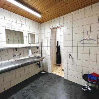 Lavabo et douche propre et accueillant Hôtel Les Cernets Jura suisse