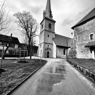 Eglise de Môtiers proche des caves Mauler dans le Val de Travers, village du Jura suisse