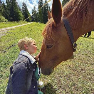Enfant douceur cheval nature famille randonnée Les Cernets
