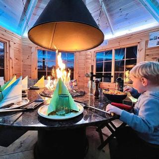 Se restaurer autrement en famille, groupe, Cabane à barbecue Les Cernets