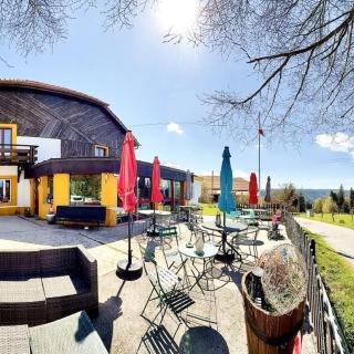 Terrasse de l'Hôtel Restaurant Les Cernets au Val de Travers dans le Jura suisse