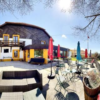 Terrasse de l'Hôtel Restaurant Les Cernets au Val de Travers dans le Jura suisse