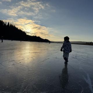 Lac des Taillères gelé enfant famille patin coucher de soleil Jura suisse