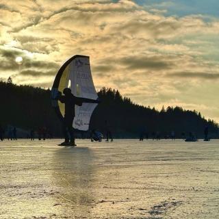 Voie sur glace sur le lac des Taillères gelé dans le Jura suisse Val-de-Travers