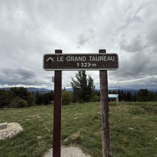 Randonnée vers le Grand-Taureau Jura français proche Val-de-Travers