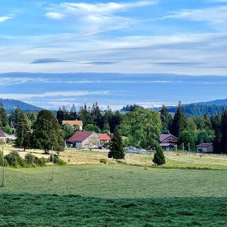 Paysage du Jura suisse les Grands Cernets proche de l'Hôtel 