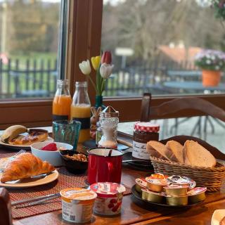 petit-déjeuner avec vue sur le jardin aux Cernets, hôtel restaurant au Val de Travers dans le Jura suisse