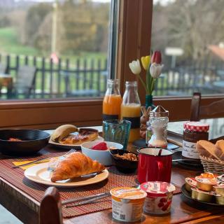 petit-déjeuner avec vue sur le jardin aux Cernets, hôtel restaurant au Val de Travers dans le Jura suisse