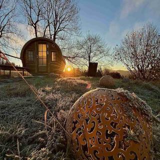 Cabane en hiver au lever de soleil Les Cernets Val de Travers