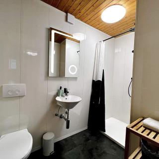 Salle de bain moderne et lumineuse au Val de Travers Hôtel Les Cernets