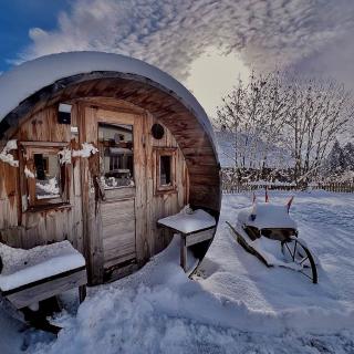 Hiver et sauna extérieur dans le Jura suisse à l'Hôtel Les Cernets Val de Travers