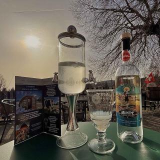 Dégustation d'absinthe avec fontaine sur la terrasse de l'Hôtel Les Cernets au Val-de-Travers