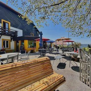 Terrasse et restaurant de l'Hôtel Les Cernets vue panoramique au calme dans la campagne neuchâteloise
