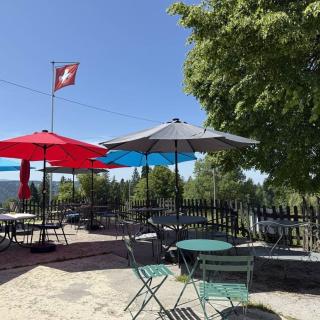 Terrasse vue panoramique drapeau Suisse en montagne Val de Travers Les Cernets