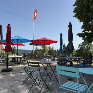 Terrasse nature de l'Hôtel Restaurant Les Cernets au Val de Travers