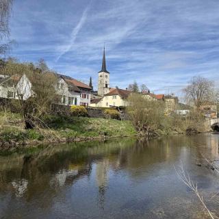 Village Val de Travers rivière pont de Travers Jura suisse